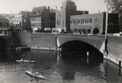 221094 Gezicht op de Tolsteegbrug over de Stadsbuitengracht te Utrecht, uit het zuiden; links, gedeeltelijk, de ...